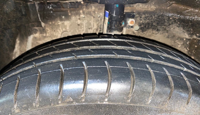 2016 Maruti Swift LXI (O), Petrol, Manual, 67,639 km, Left Front Tyre Tread