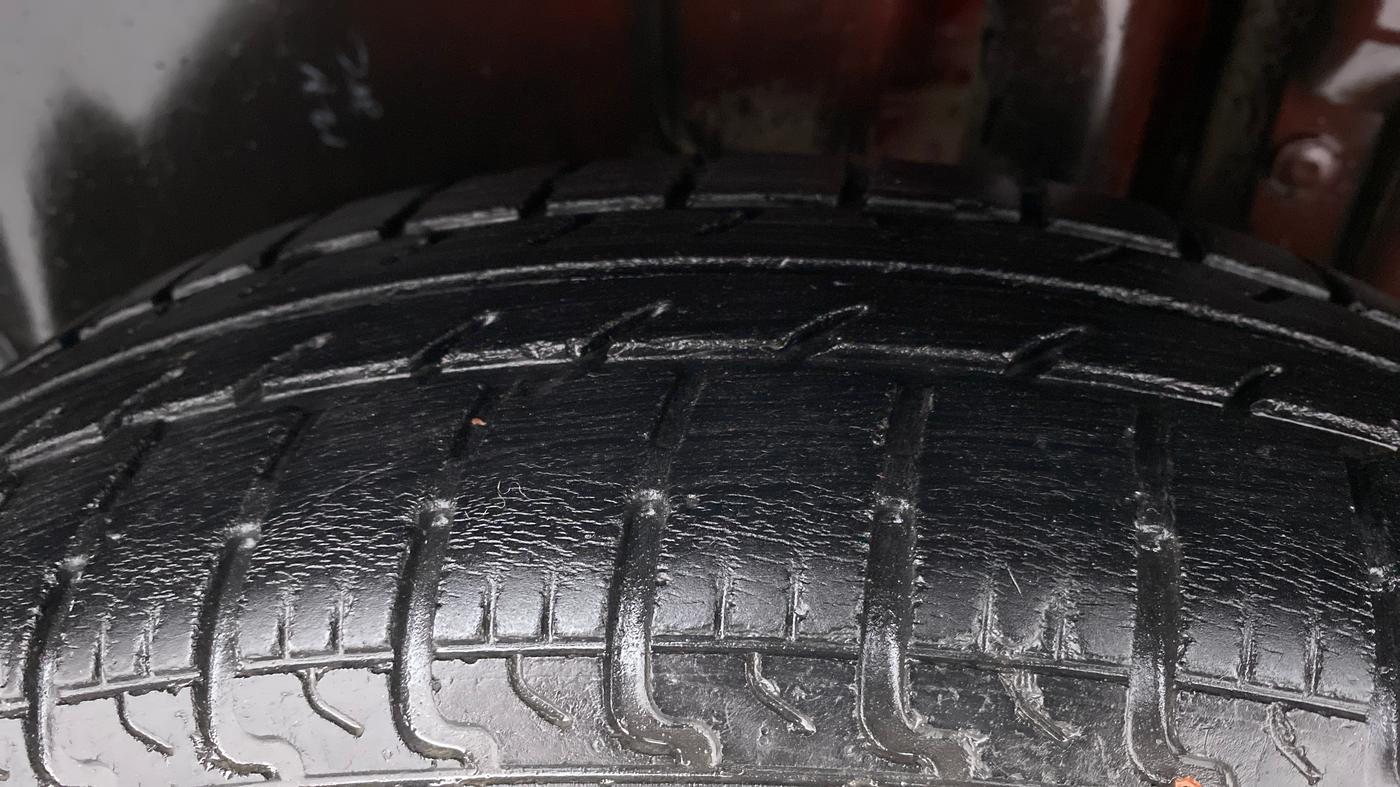 2015 Maruti Swift VXI D, Petrol, Manual, 44,907 km, Left Rear Tyre Tread