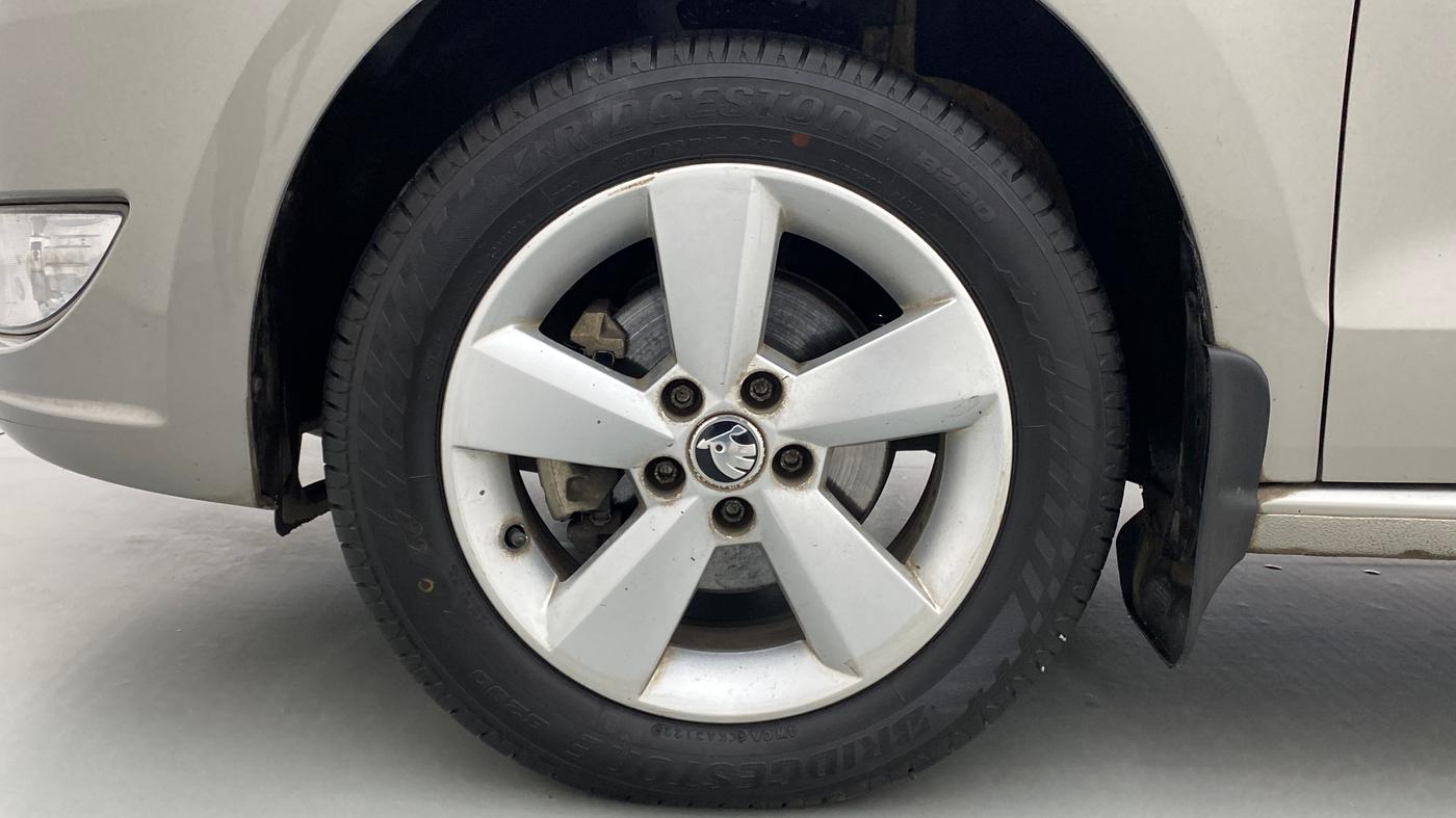 2016 Skoda Rapid 1.6 MPI STYLE PLUS AT, Petrol, Automatic, 16,601 km, Left Front Wheel