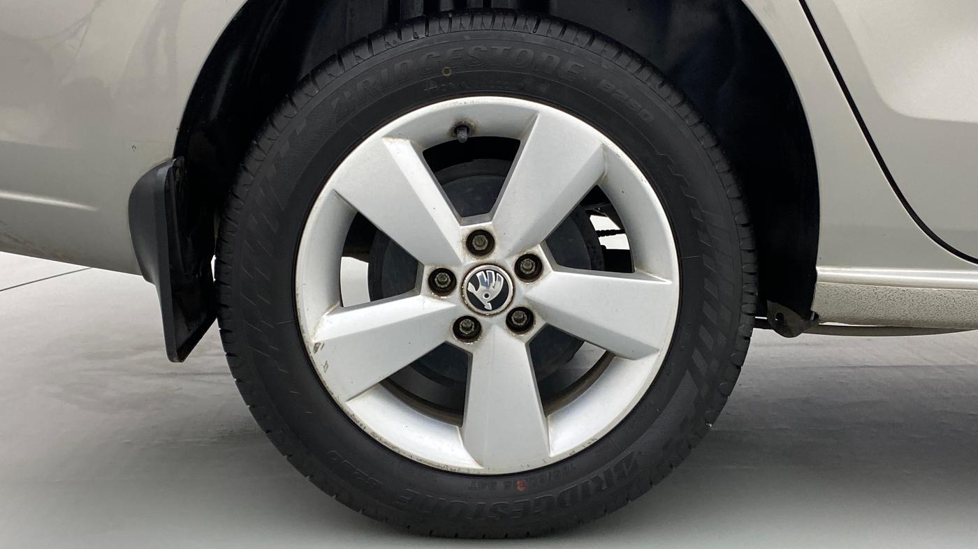 2016 Skoda Rapid 1.6 MPI STYLE PLUS AT, Petrol, Automatic, 16,601 km, Right Rear Wheel