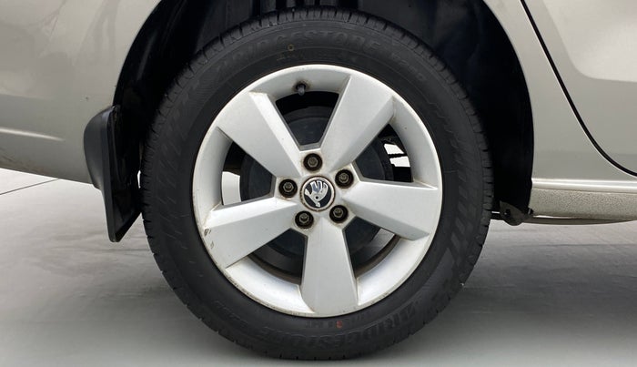 2016 Skoda Rapid 1.6 MPI STYLE PLUS AT, Petrol, Automatic, 16,601 km, Right Rear Wheel