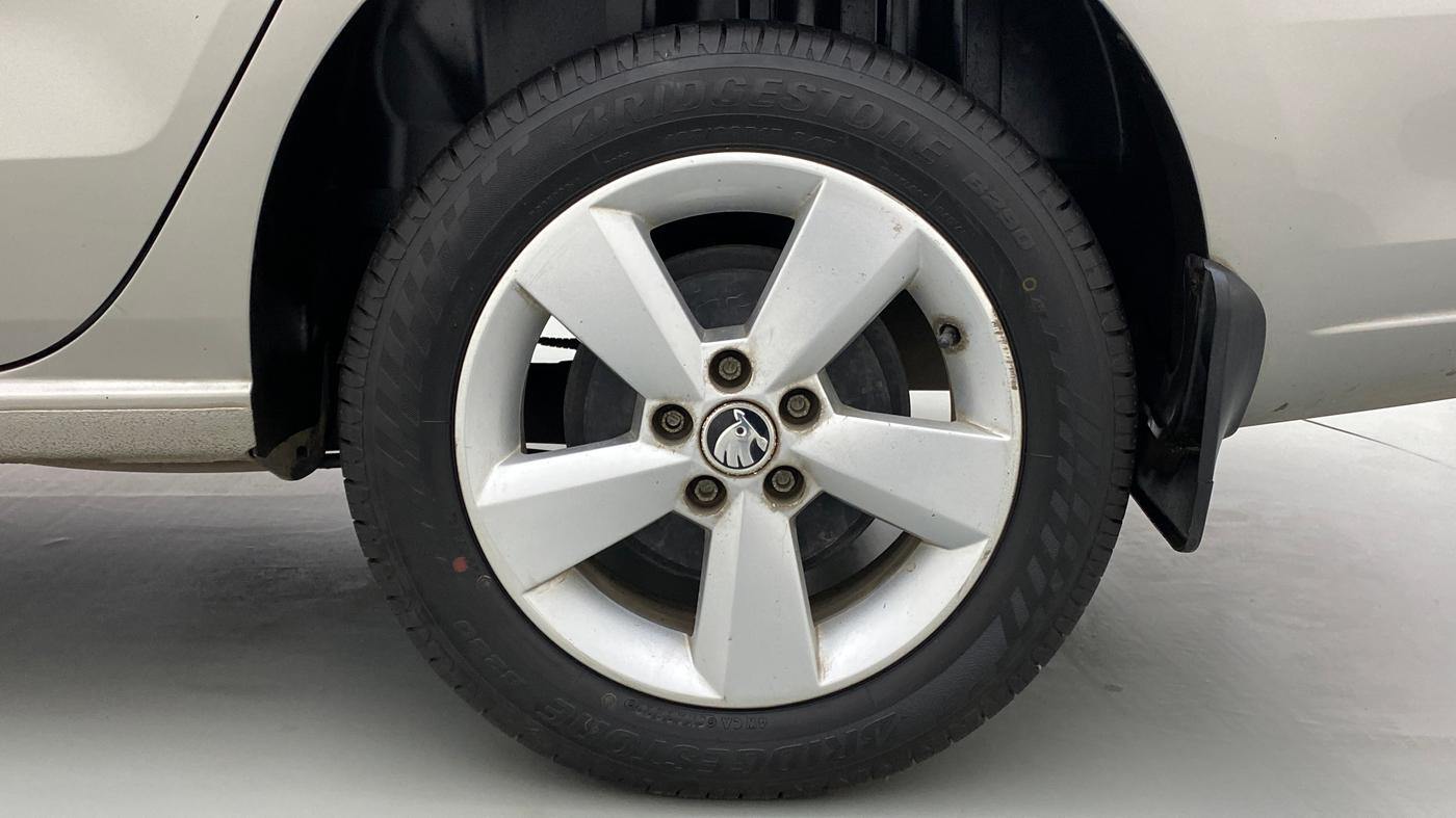 2016 Skoda Rapid 1.6 MPI STYLE PLUS AT, Petrol, Automatic, 16,601 km, Left Rear Wheel