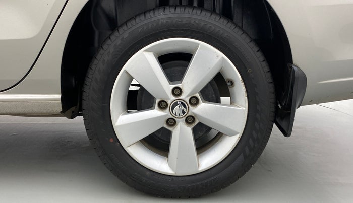 2016 Skoda Rapid 1.6 MPI STYLE PLUS AT, Petrol, Automatic, 16,601 km, Left Rear Wheel