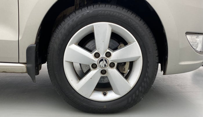 2016 Skoda Rapid 1.6 MPI STYLE PLUS AT, Petrol, Automatic, 16,601 km, Right Front Wheel