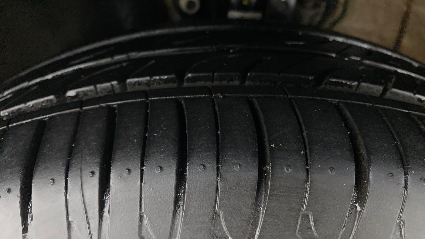 2016 Skoda Rapid 1.6 MPI STYLE PLUS AT, Petrol, Automatic, 16,601 km, Left Front Tyre Tread