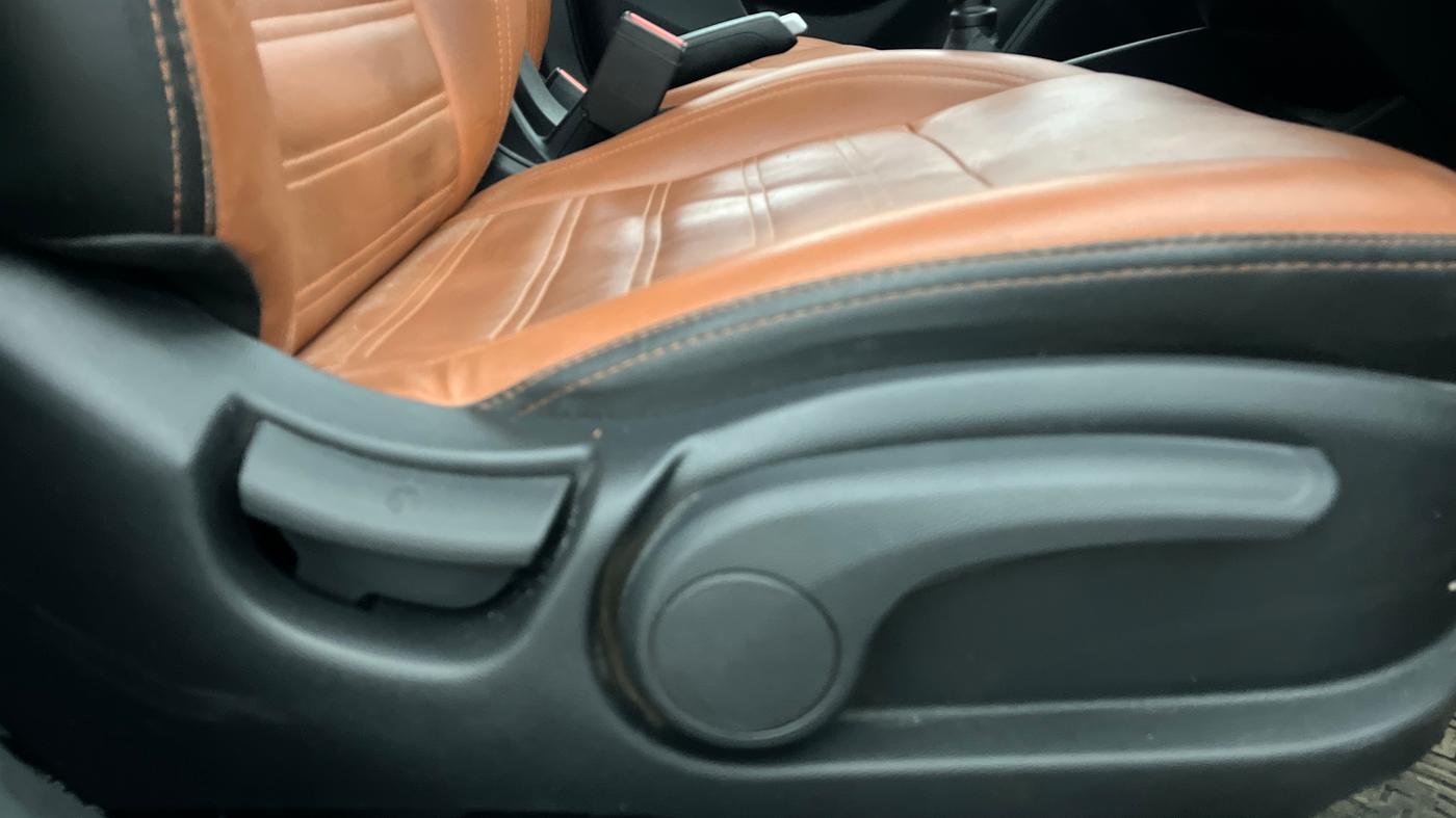 2019 Hyundai Elite i20 SPORTZ PLUS 1.2, Petrol, Manual, 84,749 km, Driver Side Adjustment Panel