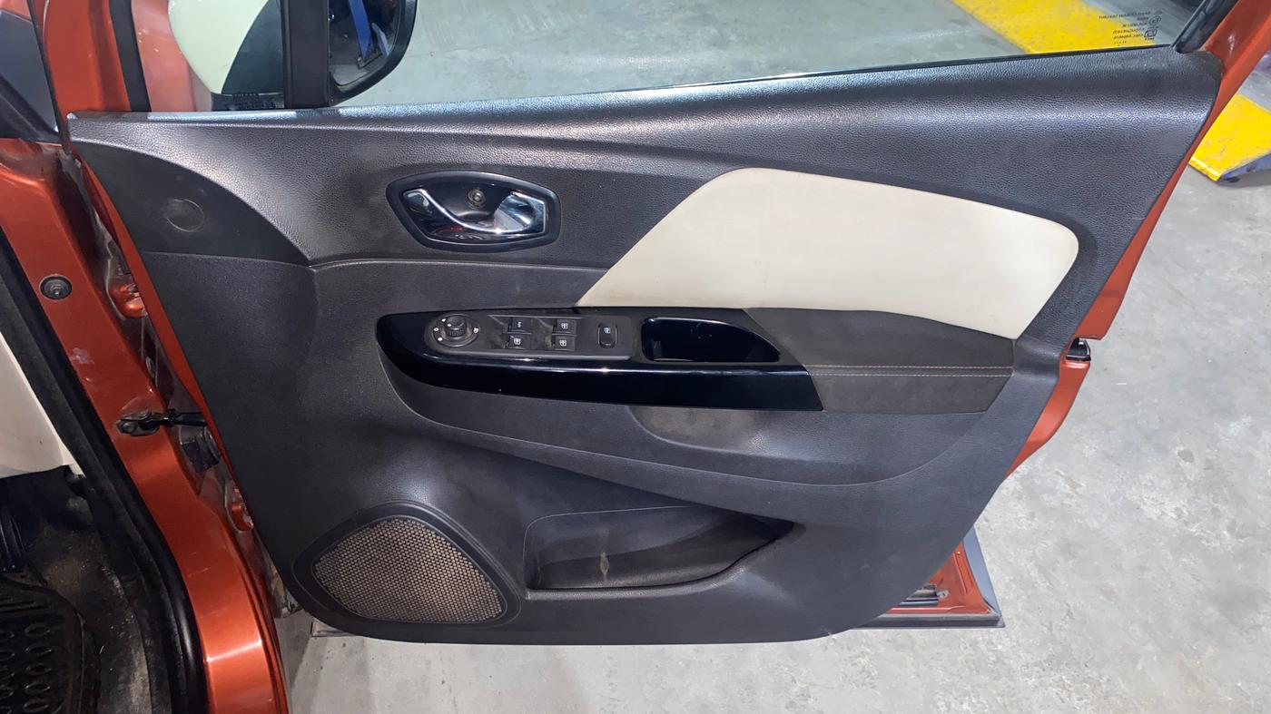 2017 Renault Captur RXT PETROL, Petrol, Manual, 1,19,618 km, Driver Side Door Panels Control