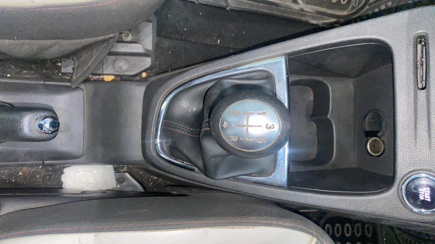 2017 Renault Captur RXT PETROL, Petrol, Manual, 1,19,618 km, Gear Lever