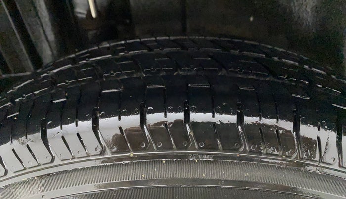 2011 Maruti Swift VXI, Petrol, Manual, 1,05,833 km, Right Rear Tyre Tread