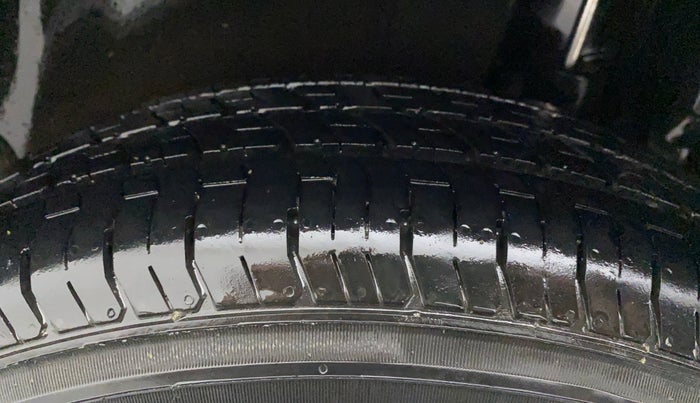 2011 Maruti Swift VXI, Petrol, Manual, 1,05,833 km, Left Rear Tyre Tread