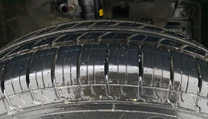 2011 Maruti Swift VXI, Petrol, Manual, 1,05,833 km, Right Front Tyre Tread