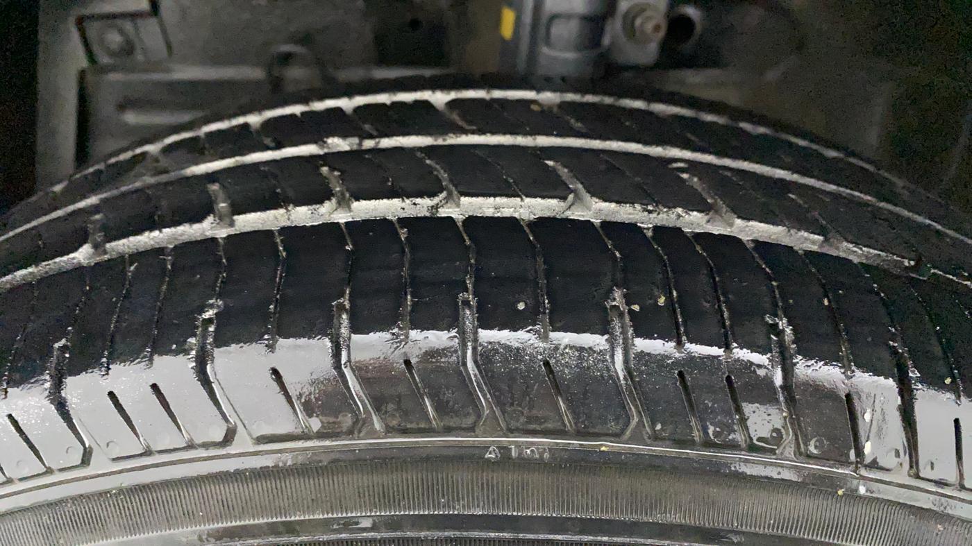 2011 Maruti Swift VXI, Petrol, Manual, 1,05,833 km, Left Front Tyre Tread
