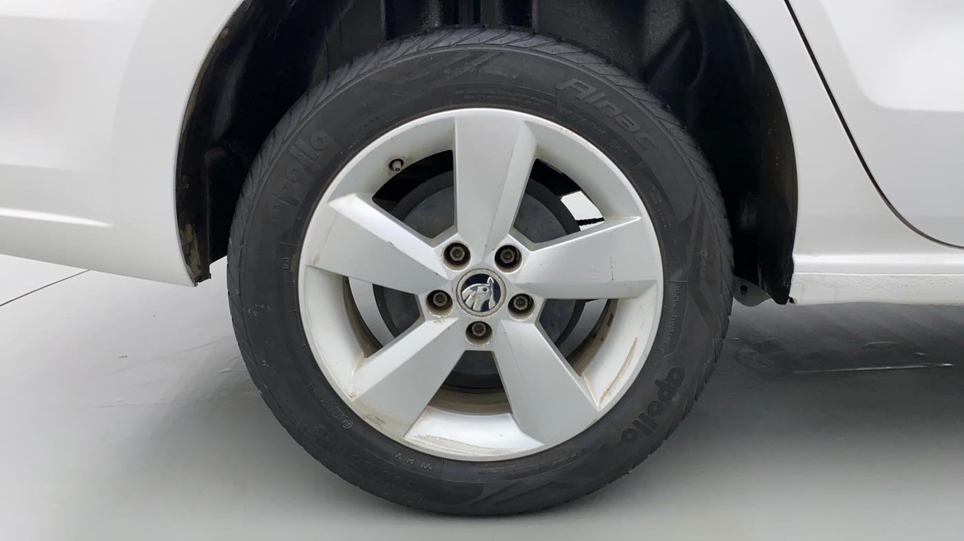 2016 Skoda Rapid 1.5 TDI MT AMBITION, Diesel, Manual, 45,660 km, Right Rear Wheel
