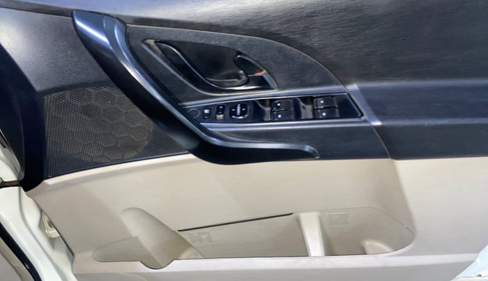 2017 Mahindra XUV500 W4, Diesel, Manual, 74,520 km, Driver Side Door Panels Control