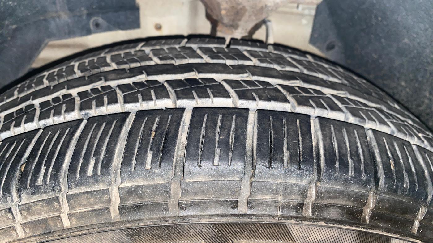 2017 Mahindra XUV500 W4, Diesel, Manual, 74,259 km, Left Front Tyre Tread
