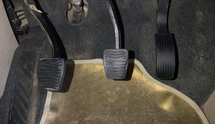 2017 Mahindra XUV500 W4, Diesel, Manual, 74,520 km, Pedals