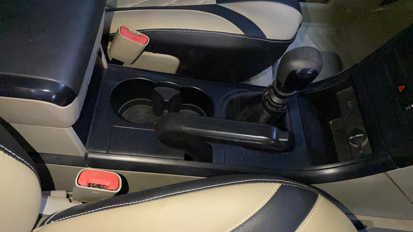 2017 Mahindra XUV500 W4, Diesel, Manual, 74,259 km, Gear Lever