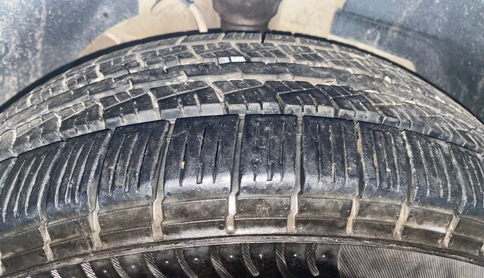 2017 Mahindra XUV500 W4, Diesel, Manual, 74,520 km, Right Front Tyre Tread