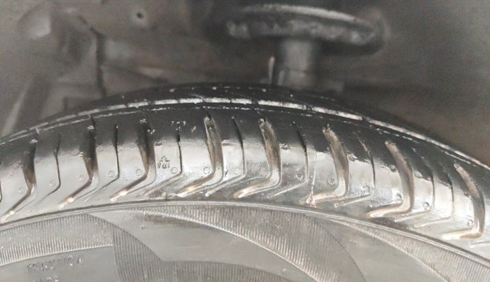 2016 Maruti Ertiga VXI, Petrol, Manual, 60,020 km, Left Front Tyre Tread