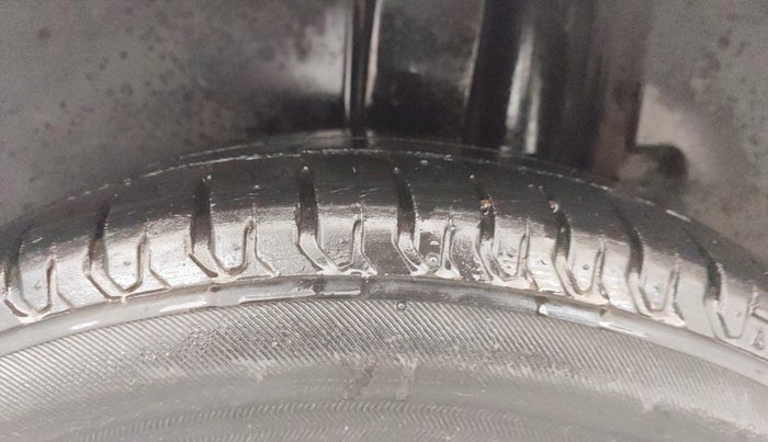 2016 Maruti Ertiga VXI, Petrol, Manual, 60,020 km, Left Rear Tyre Tread
