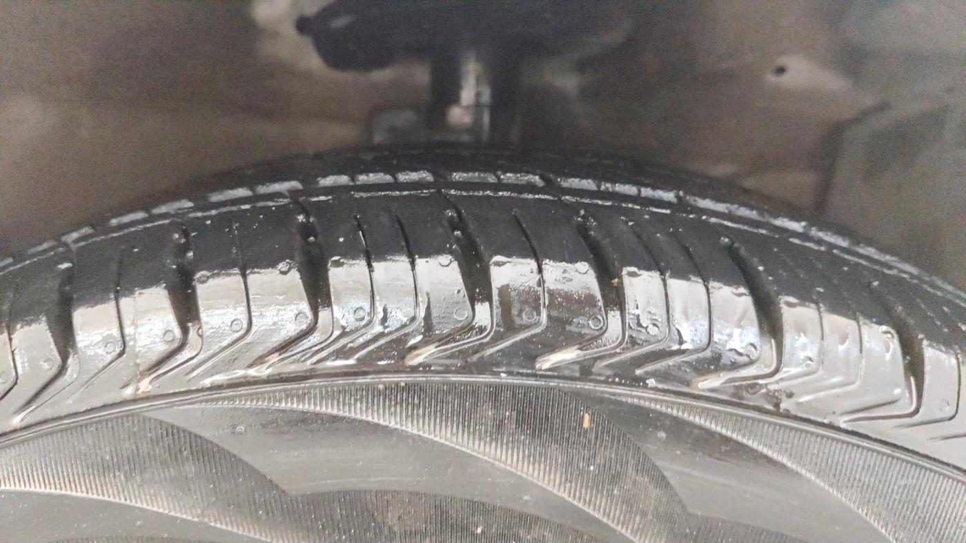 2016 Maruti Ertiga VXI, Petrol, Manual, 60,020 km, Right Front Tyre Tread
