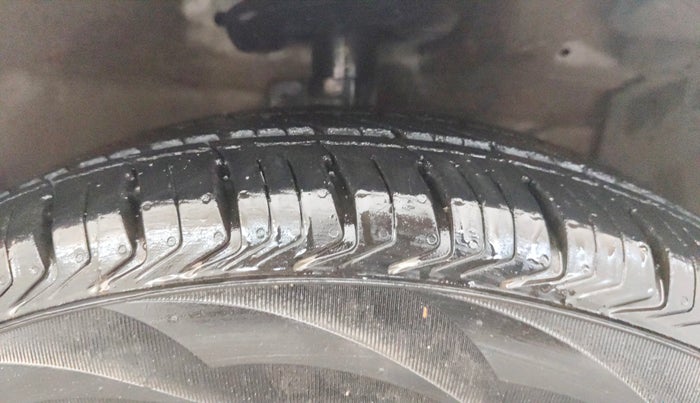 2016 Maruti Ertiga VXI, Petrol, Manual, 60,020 km, Right Front Tyre Tread