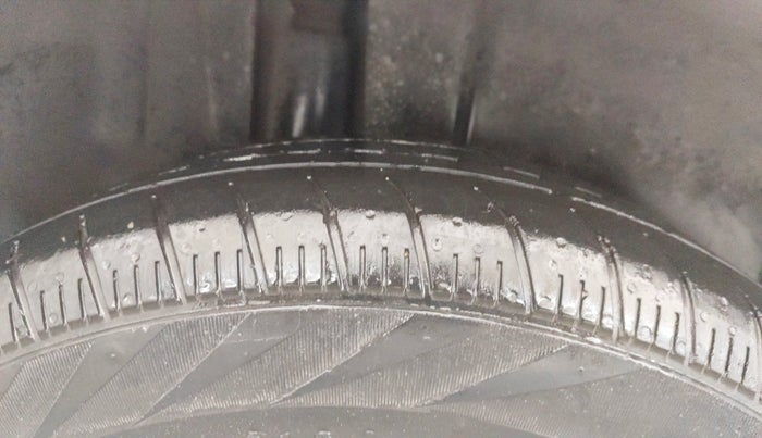 2016 Maruti Ertiga VXI, Petrol, Manual, 60,020 km, Right Rear Tyre Tread