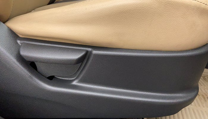 2017 Hyundai Eon MAGNA PLUS, Petrol, Manual, 1,140 km, Driver Side Adjustment Panel