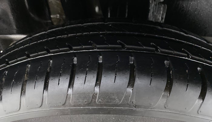 2020 Maruti Swift VXI D, Petrol, Manual, 11,554 km, Right Rear Tyre Tread
