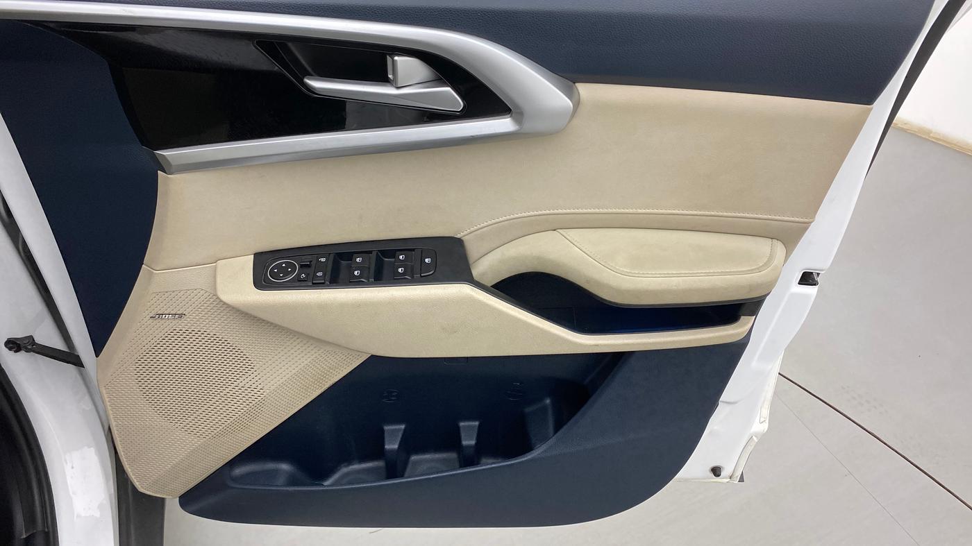 2022 KIA CARENS LUXURY PLUS 1.5 DIESEL 6 STR, Diesel, Manual, 25,987 km, Driver Side Door Panels Control
