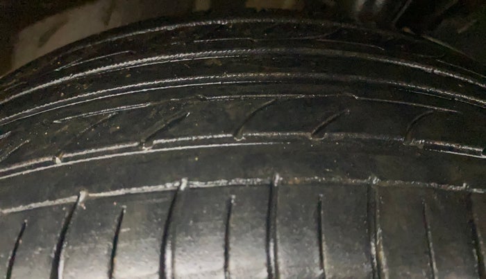 2016 Mahindra Kuv100 K6 PLUS D 5 STR, Diesel, Manual, 1,06,256 km, Right Front Tyre Tread