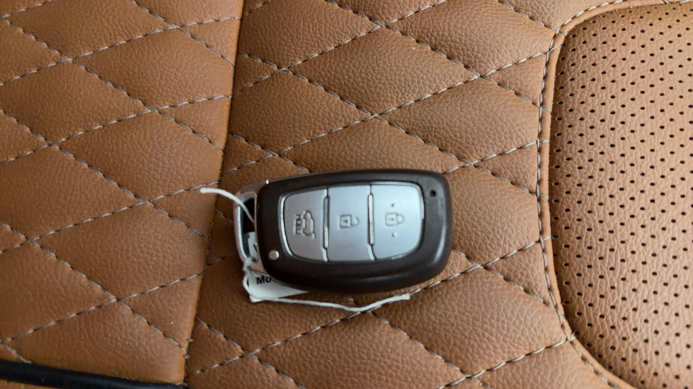 2016 Hyundai Creta SX PLUS AT 1.6 PETROL, Petrol, Automatic, 1,00,954 km, Key Close Up