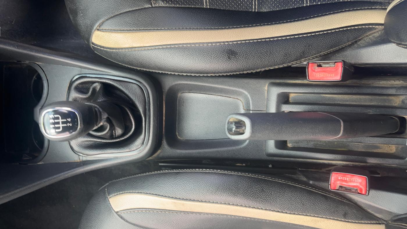 2019 Skoda Rapid AMBITION 1.6 MPI MT, Petrol, Manual, 1,38,083 km, Gear Lever