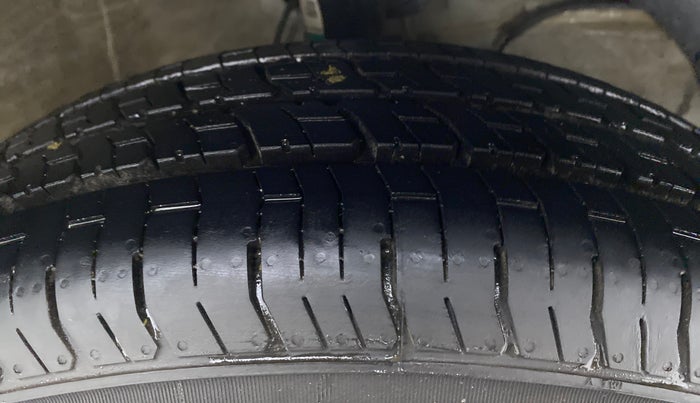 2018 Maruti Dzire VDI, Diesel, Manual, 62,144 km, Right Front Tyre Tread