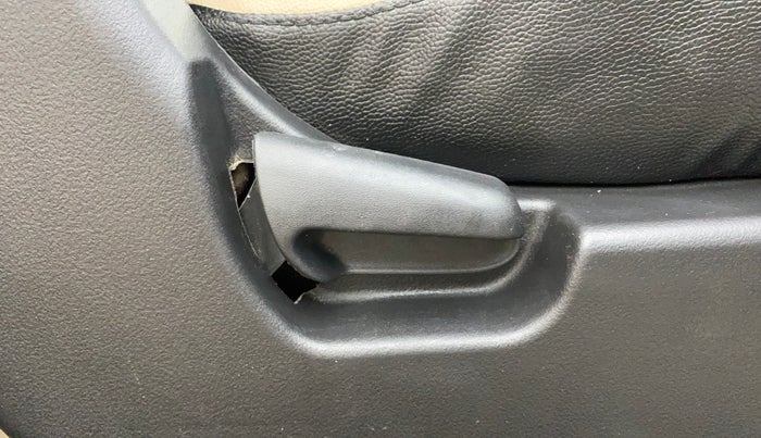 2017 Maruti Wagon R 1.0 VXI, Petrol, Manual, 33,656 km, Driver Side Adjustment Panel
