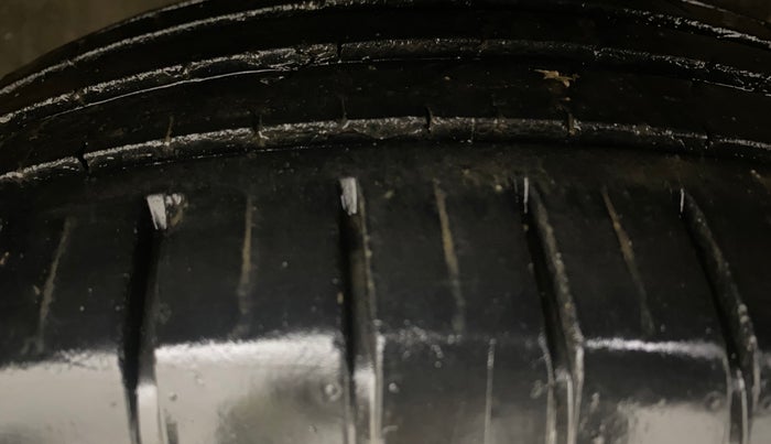 2017 Maruti Ciaz ALPHA  AT 1.4  PETROL, Petrol, Automatic, 1,24,625 km, Right Front Tyre Tread