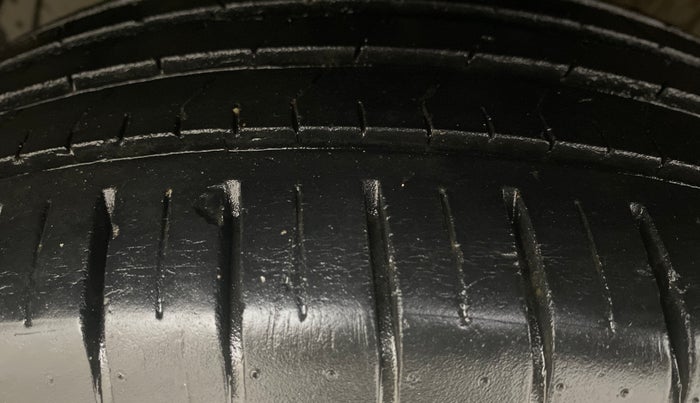 2017 Maruti Ciaz ALPHA  AT 1.4  PETROL, Petrol, Automatic, 1,24,625 km, Left Front Tyre Tread