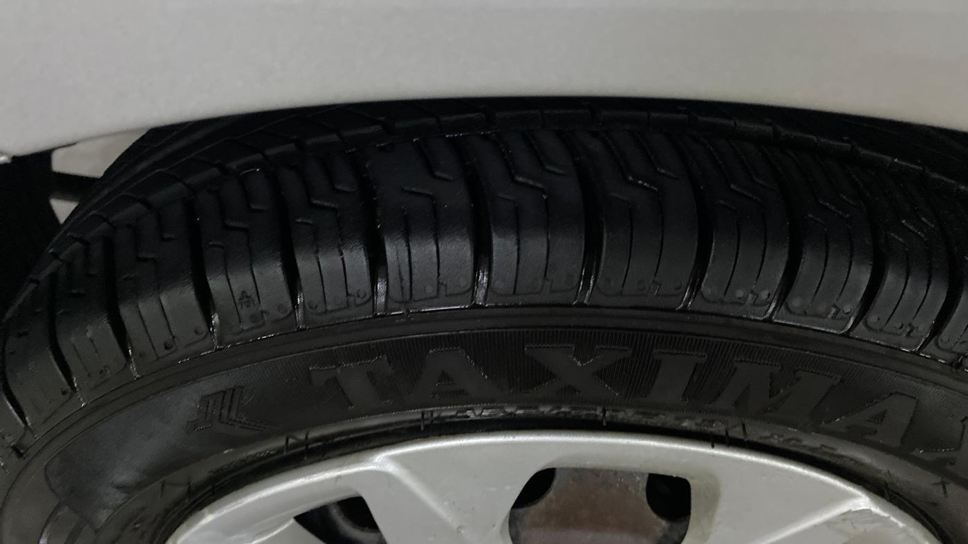 2016 Hyundai Eon MAGNA +, Petrol, Manual, 61,315 km, Left Front Tyre Tread