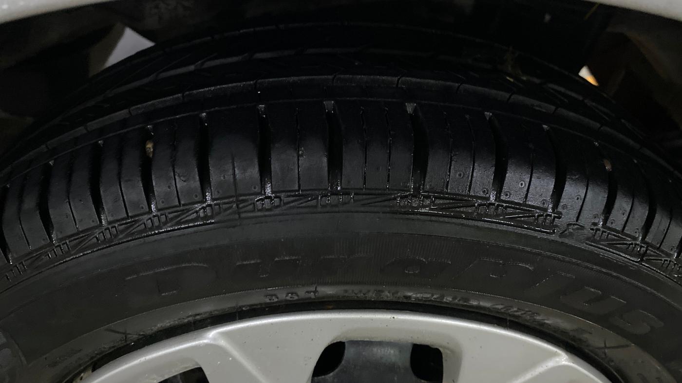 2016 Hyundai Eon MAGNA +, Petrol, Manual, 61,315 km, Left Rear Tyre Tread