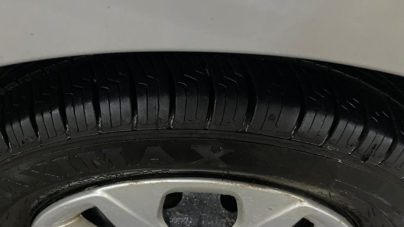 2016 Hyundai Eon MAGNA +, Petrol, Manual, 61,315 km, Right Front Tyre Tread