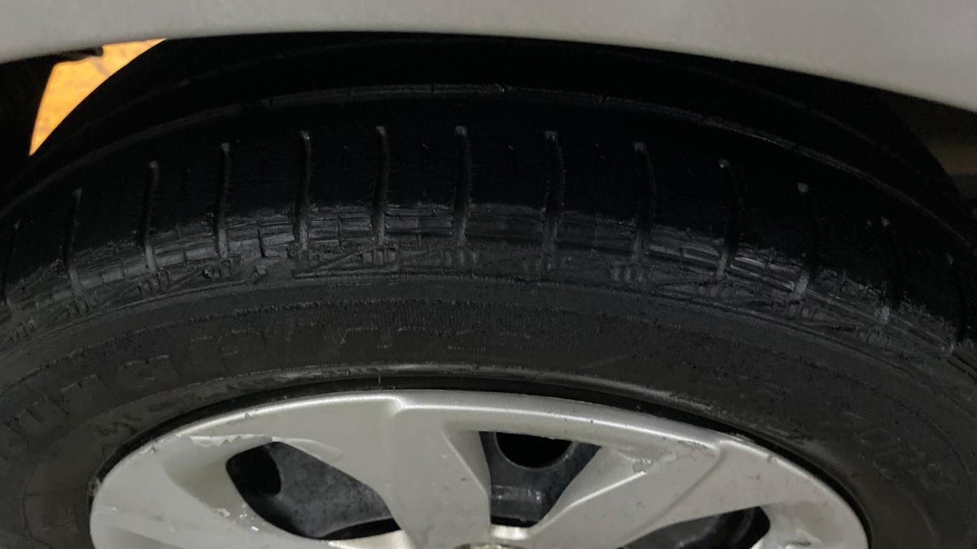 2016 Hyundai Eon MAGNA +, Petrol, Manual, 61,315 km, Right Rear Tyre Tread