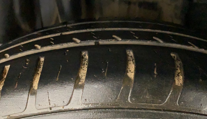 2018 Maruti Swift VXI AMT, Petrol, Automatic, 42,059 km, Right Rear Tyre Tread