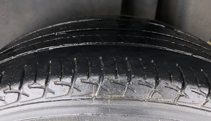 2016 Maruti Ciaz ZXI, Petrol, Manual, 87,555 km, Left Rear Tyre Tread