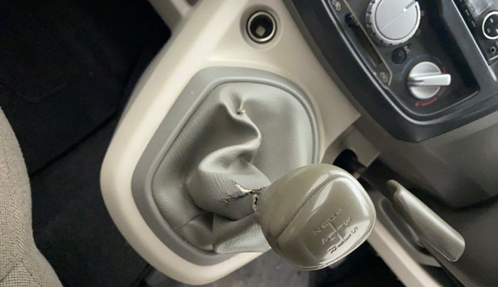 2014 Datsun Go T, Petrol, Manual, 69,870 km, Gear lever - Boot cover slightly torn