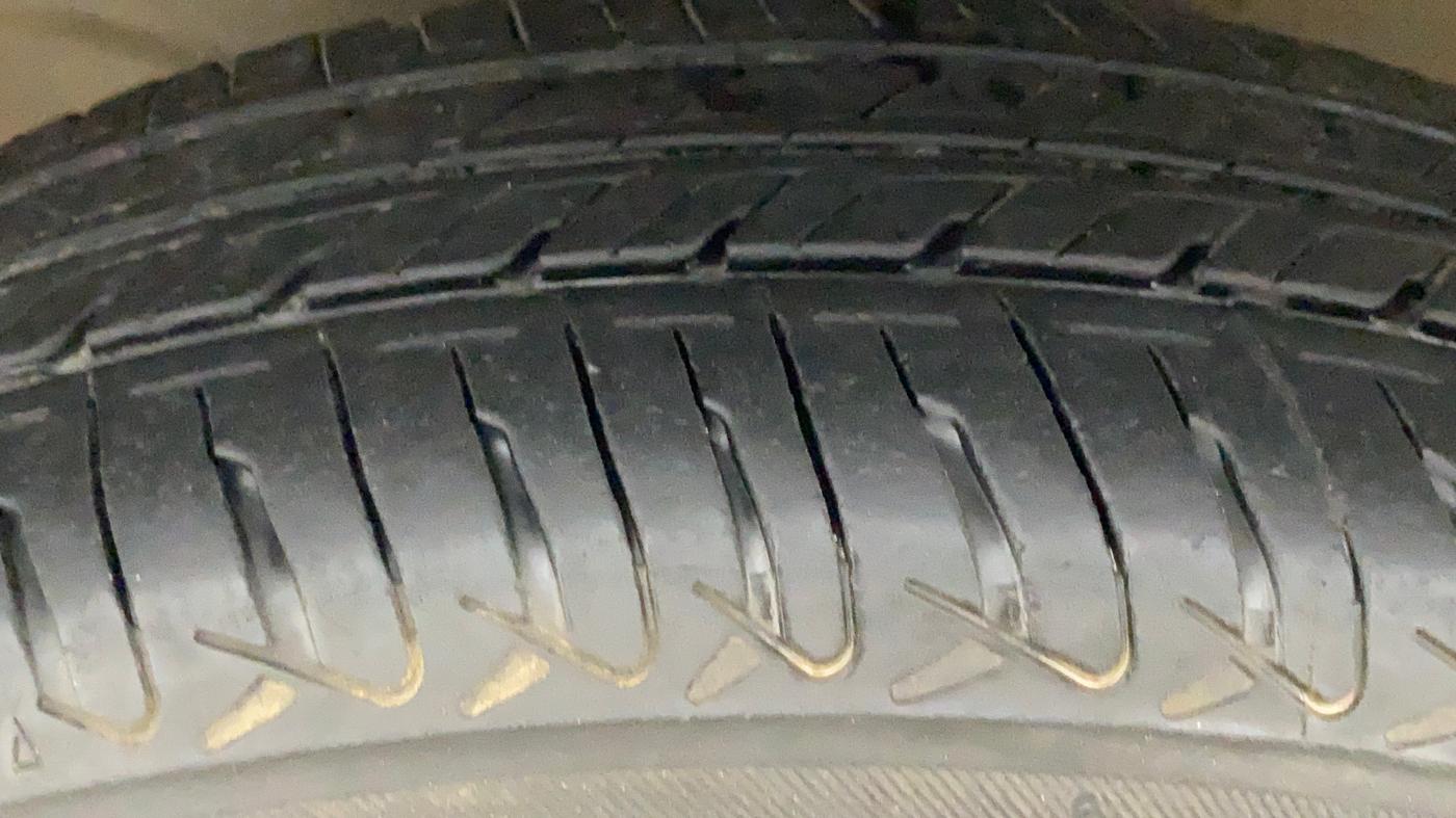2015 Maruti Wagon R 1.0 VXI AMT, CNG, Automatic, 92,025 km, Left Front Tyre Tread