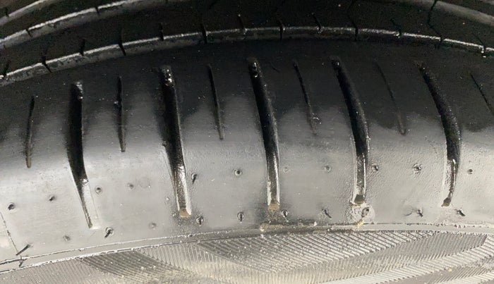 2021 Maruti Ciaz ALPHA  AT 1.5 SHVS PETROL, Petrol, Automatic, 18,414 km, Right Front Tyre Tread