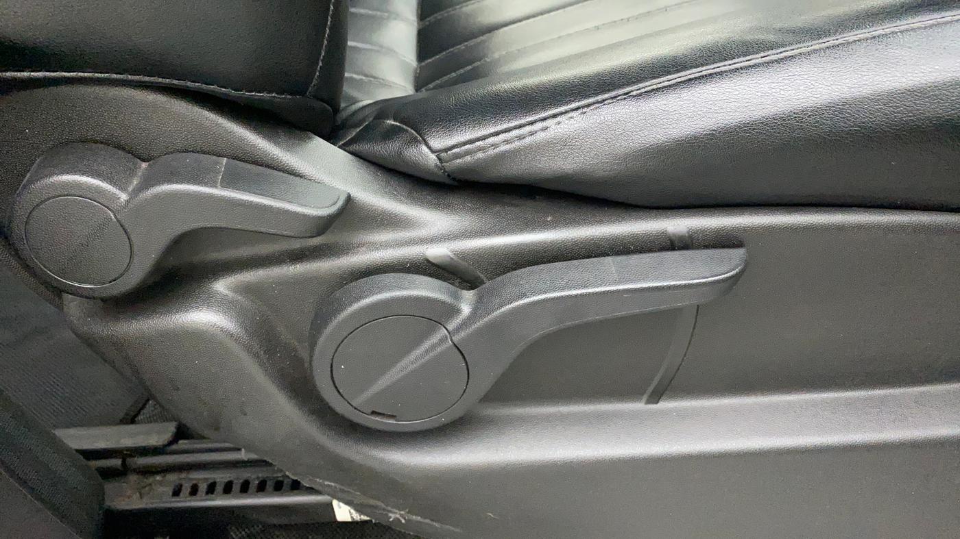 2018 Mahindra XUV500 W7, Diesel, Manual, 96,267 km, Driver Side Adjustment Panel