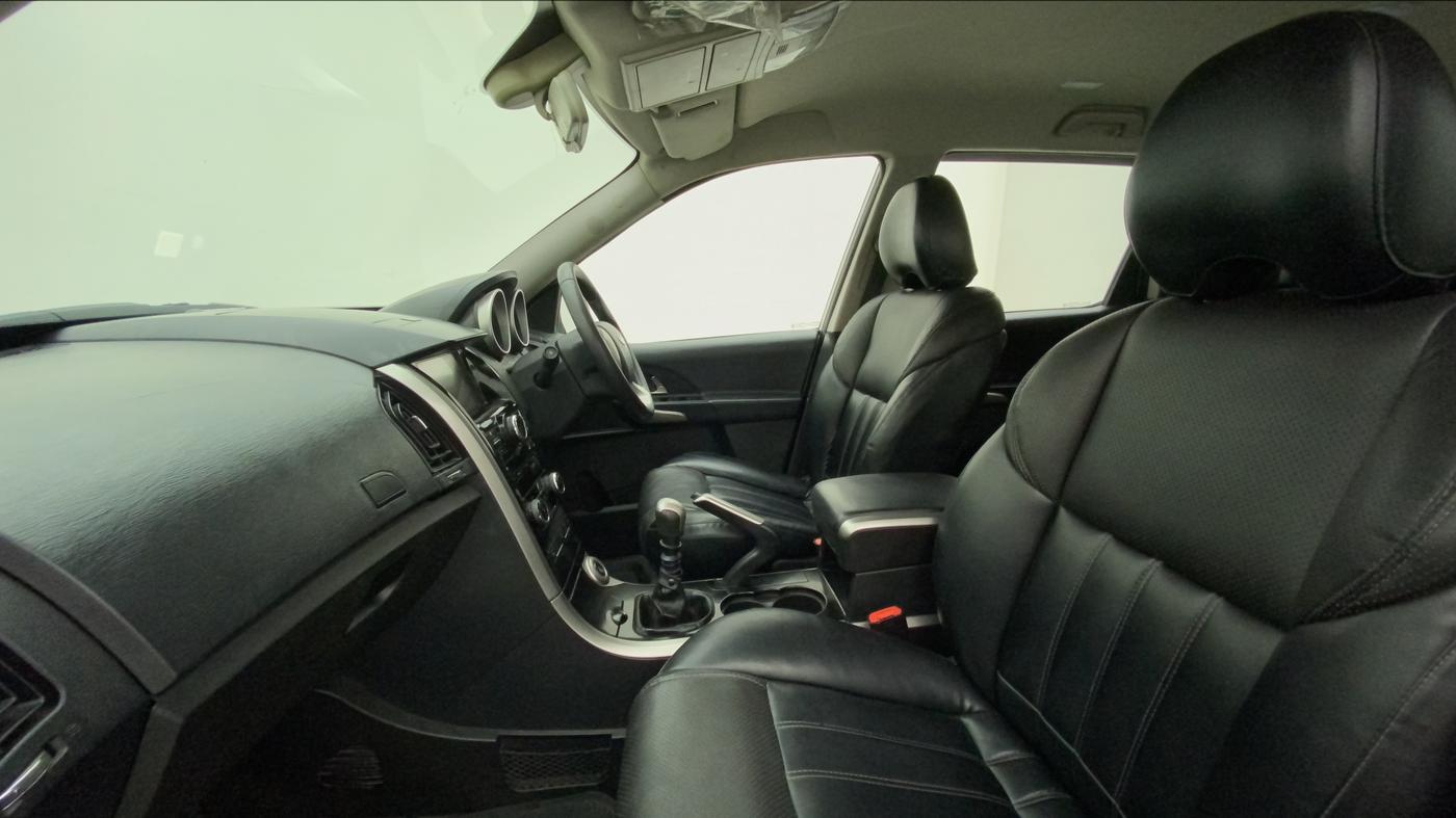 2018 Mahindra XUV500 W7, Diesel, Manual, 96,267 km, Right Side Front Door Cabin