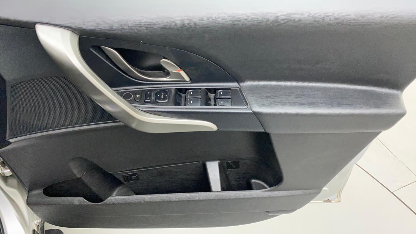 2018 Mahindra XUV500 W7, Diesel, Manual, 96,267 km, Driver Side Door Panels Control