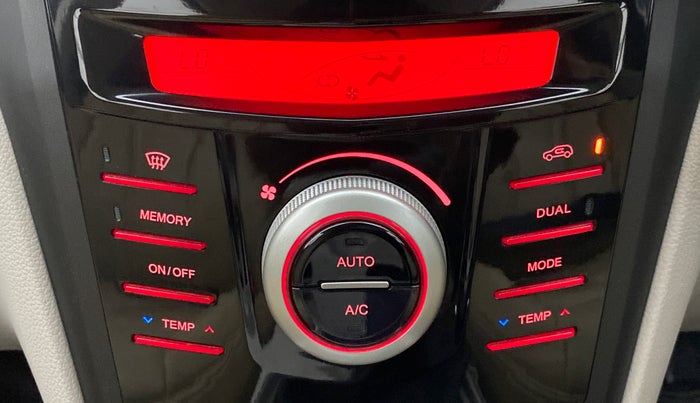 2021 Mahindra XUV300 W8 DIESEL MT, Diesel, Manual, 9,263 km, Automatic Climate Control